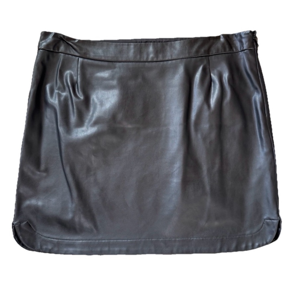 Gap Black Vegan Faux Leather Mini Skirt with Scalloped Sides Size 2